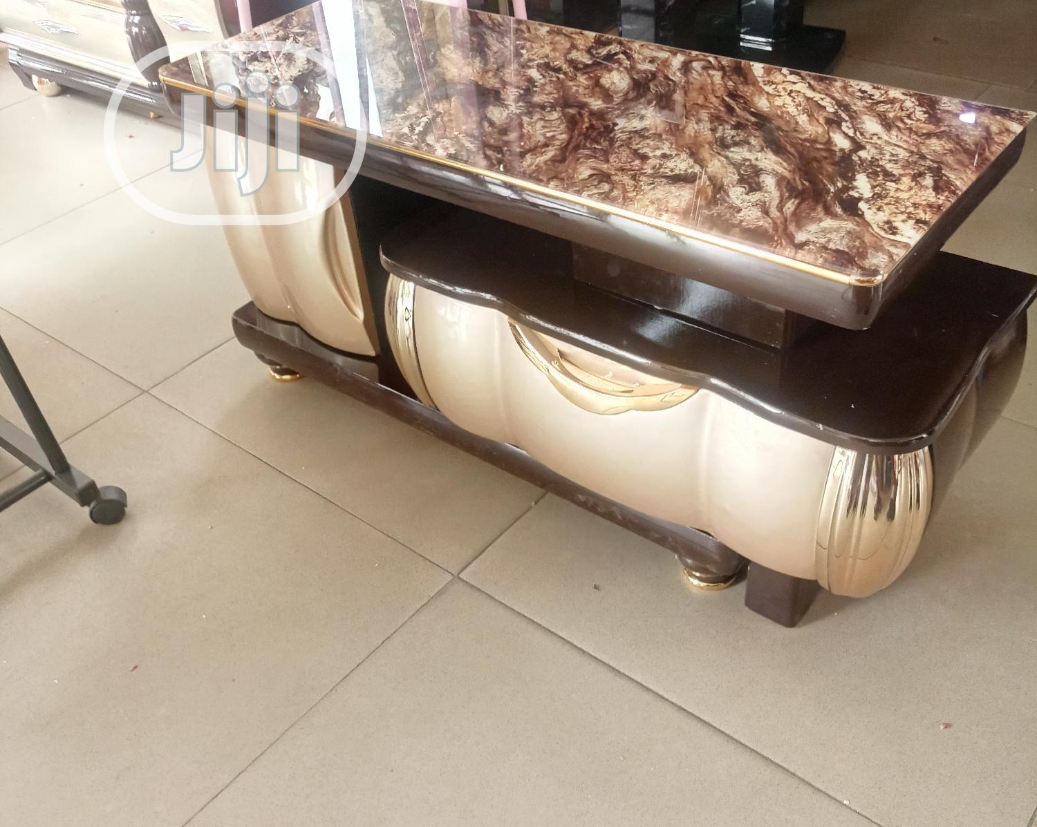 Tv Stand. (Adjustable)