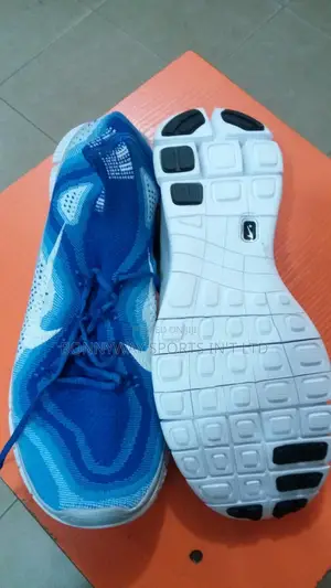 Nike Jugging Sneakers