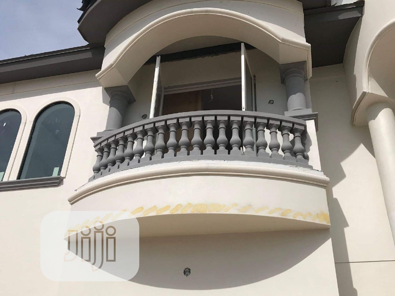 Classic Style Balustrade Curved Railings Set.