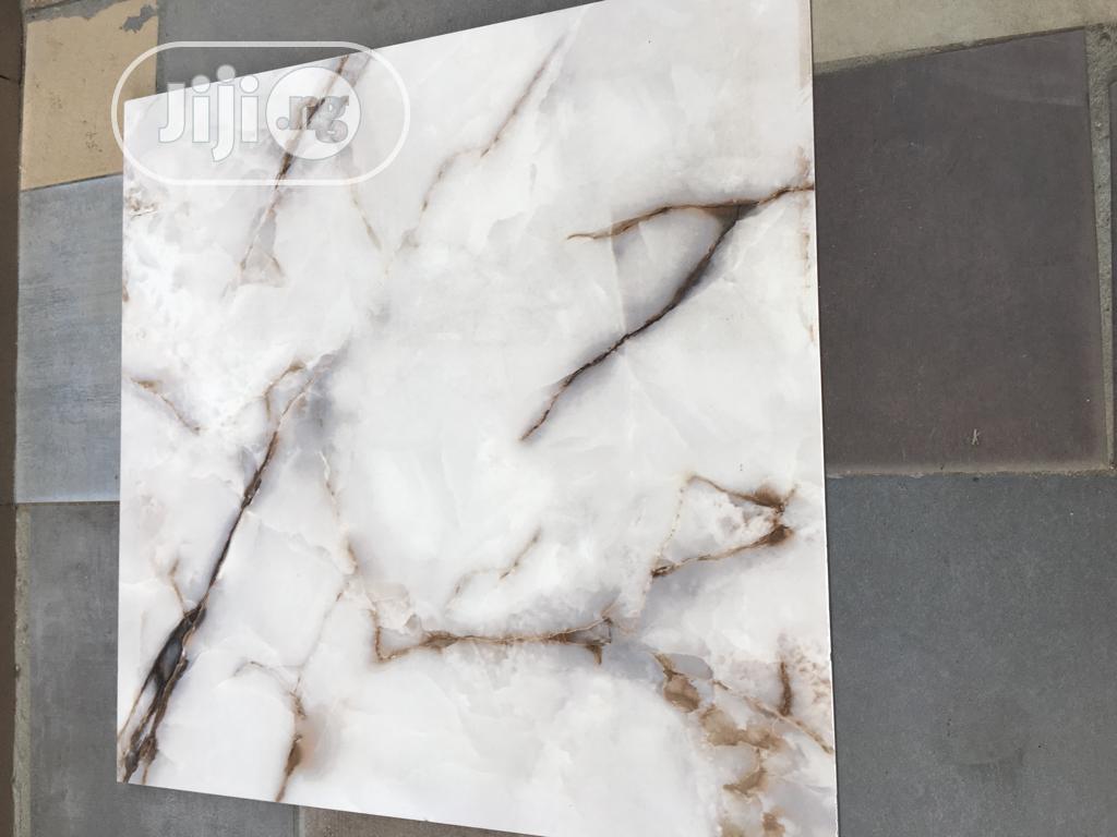 Cloud Neg 600/600 Floor Tile