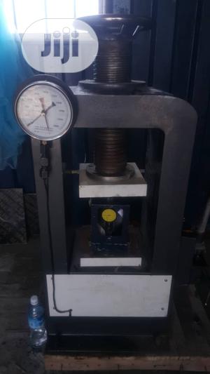 Hand Operated Compression Testing Machine