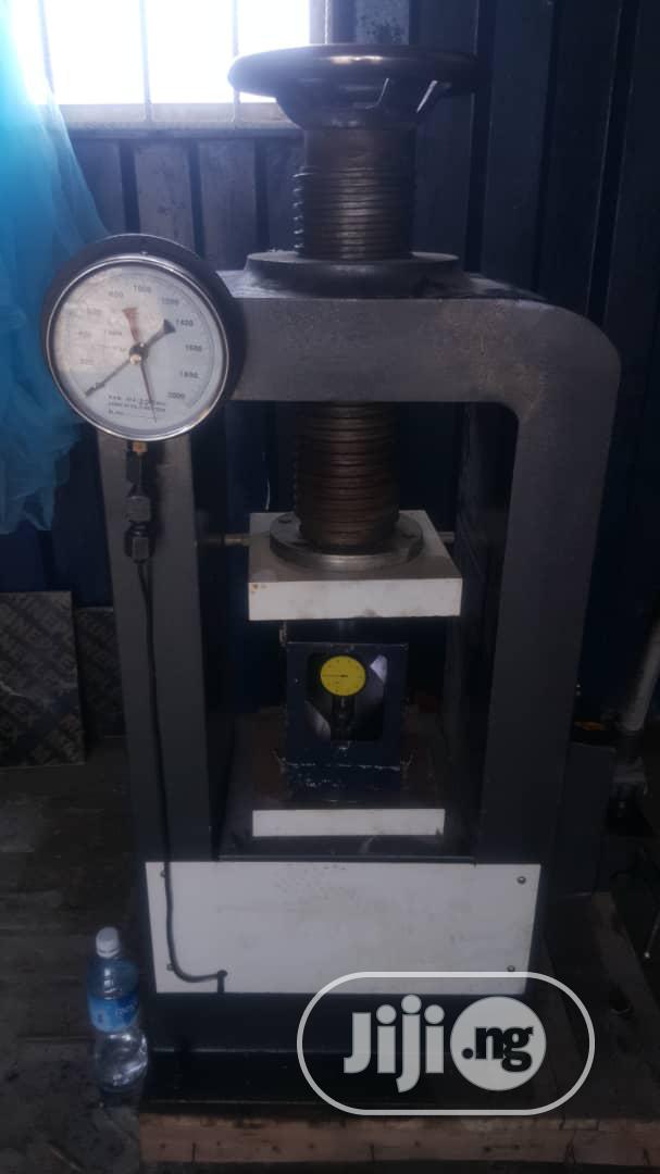 Hand Operated Compression Testing Machine