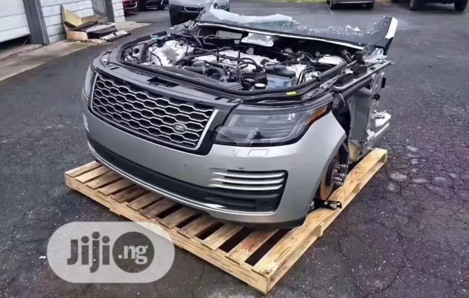Front Cut Range Rover Vogue 2018