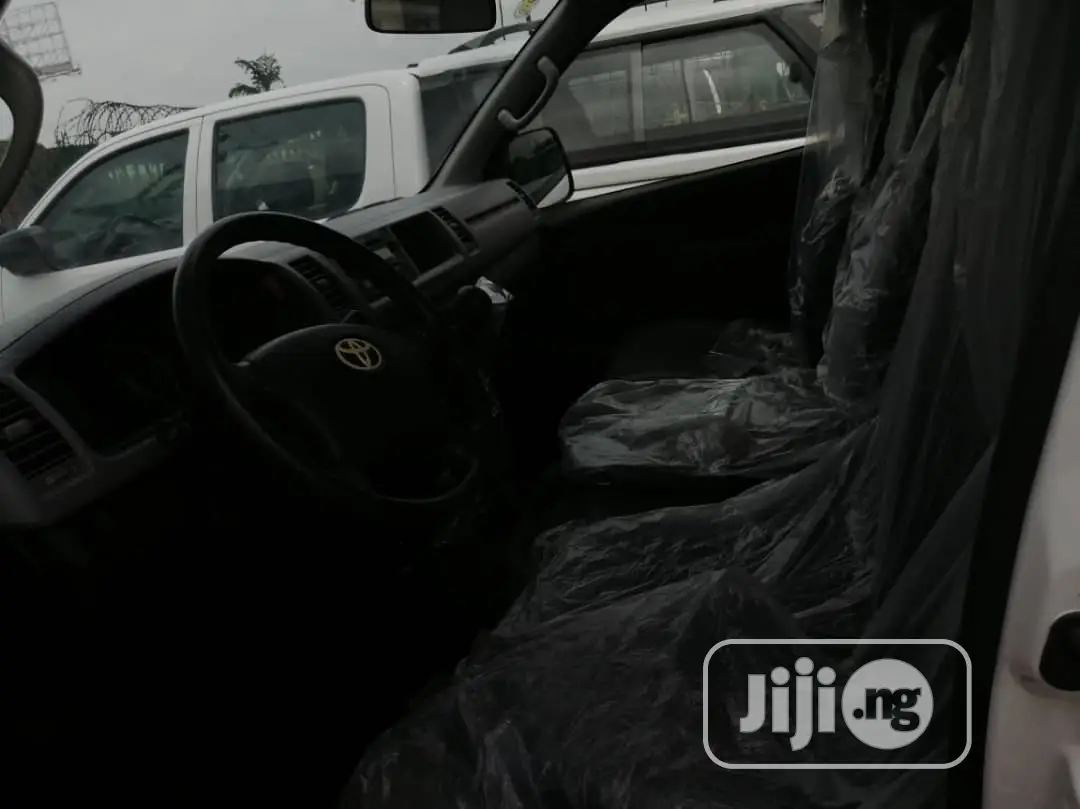 Toyota HiAce 2014