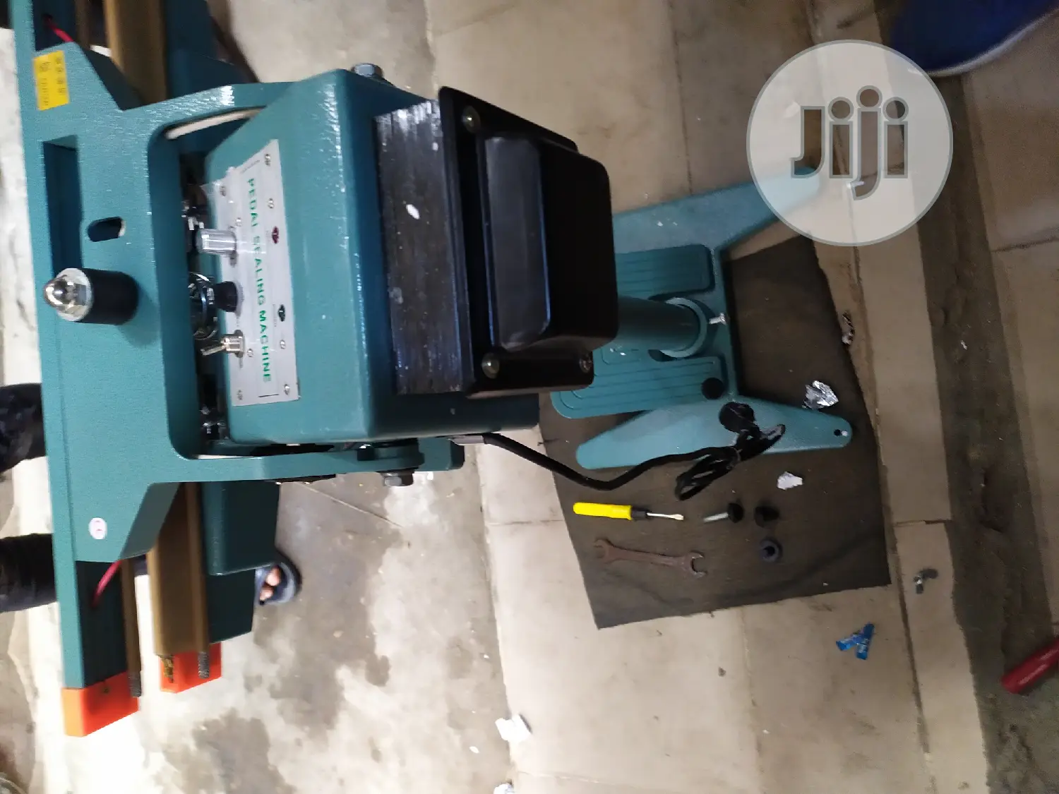 Pedal Sealing Machine