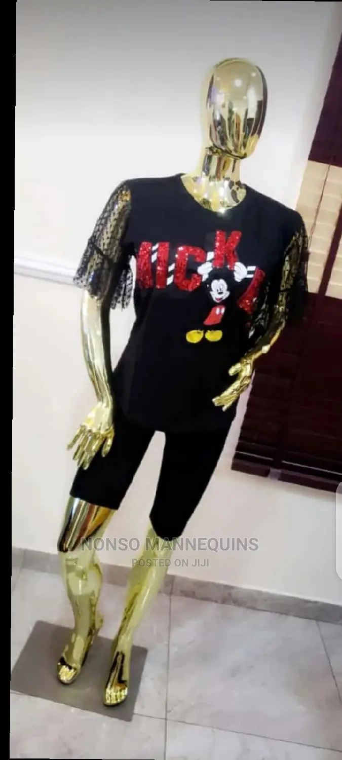 Busty Female Faceless Gold Chrome