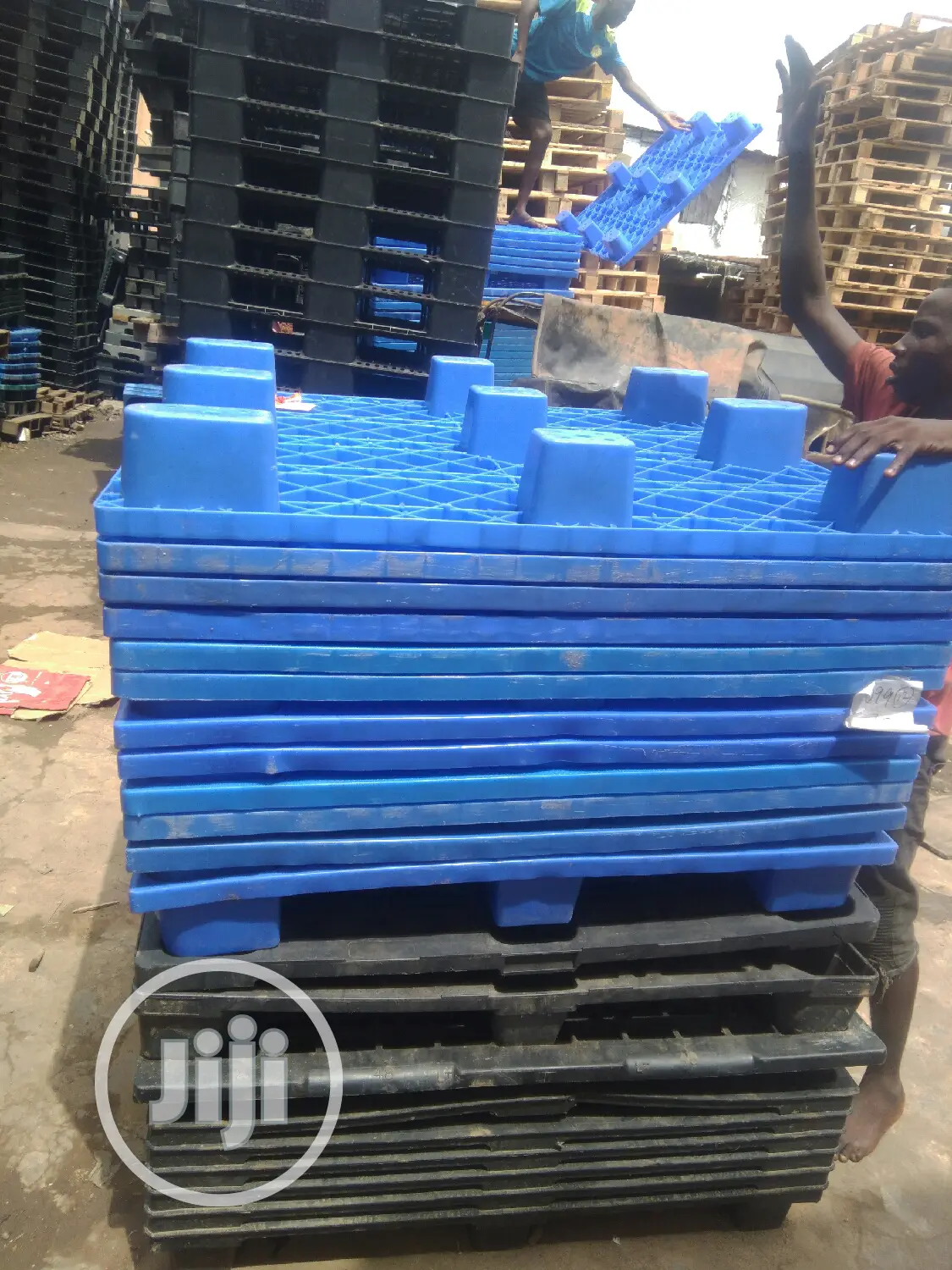 Storage Plastic Pallets Available