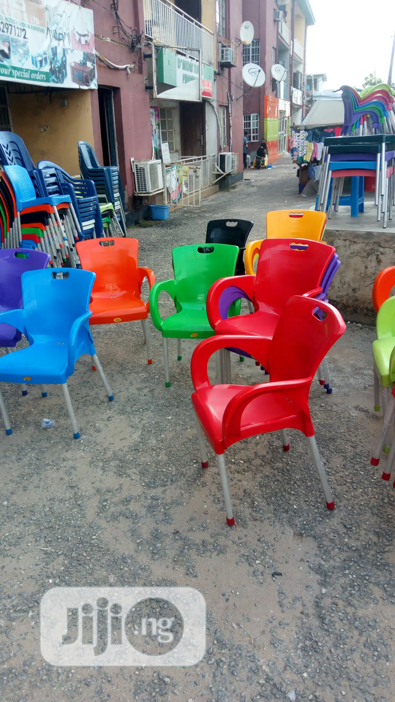 Strong Iron Leg Plastic Chair With Arm Rest