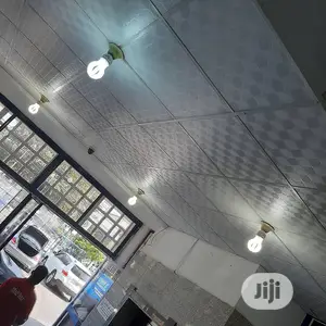 Suspended Ceiling/Pop/Woodenfloor/Windowblinds