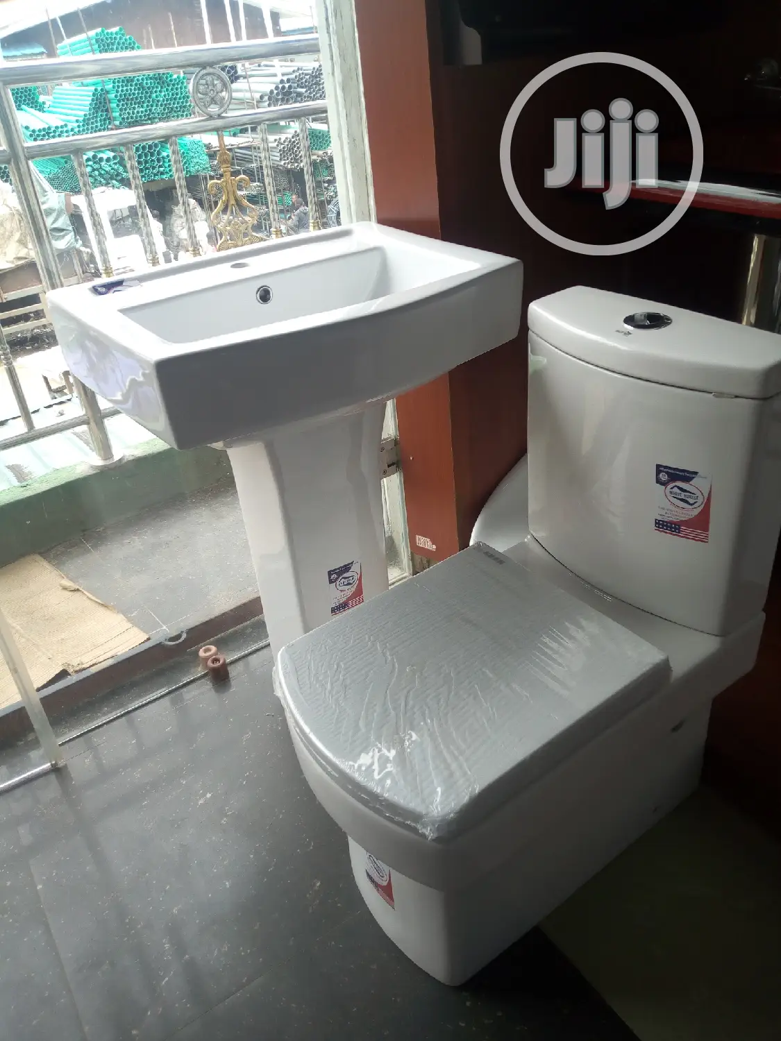 Executive Set W/C With Wash Hand Basin