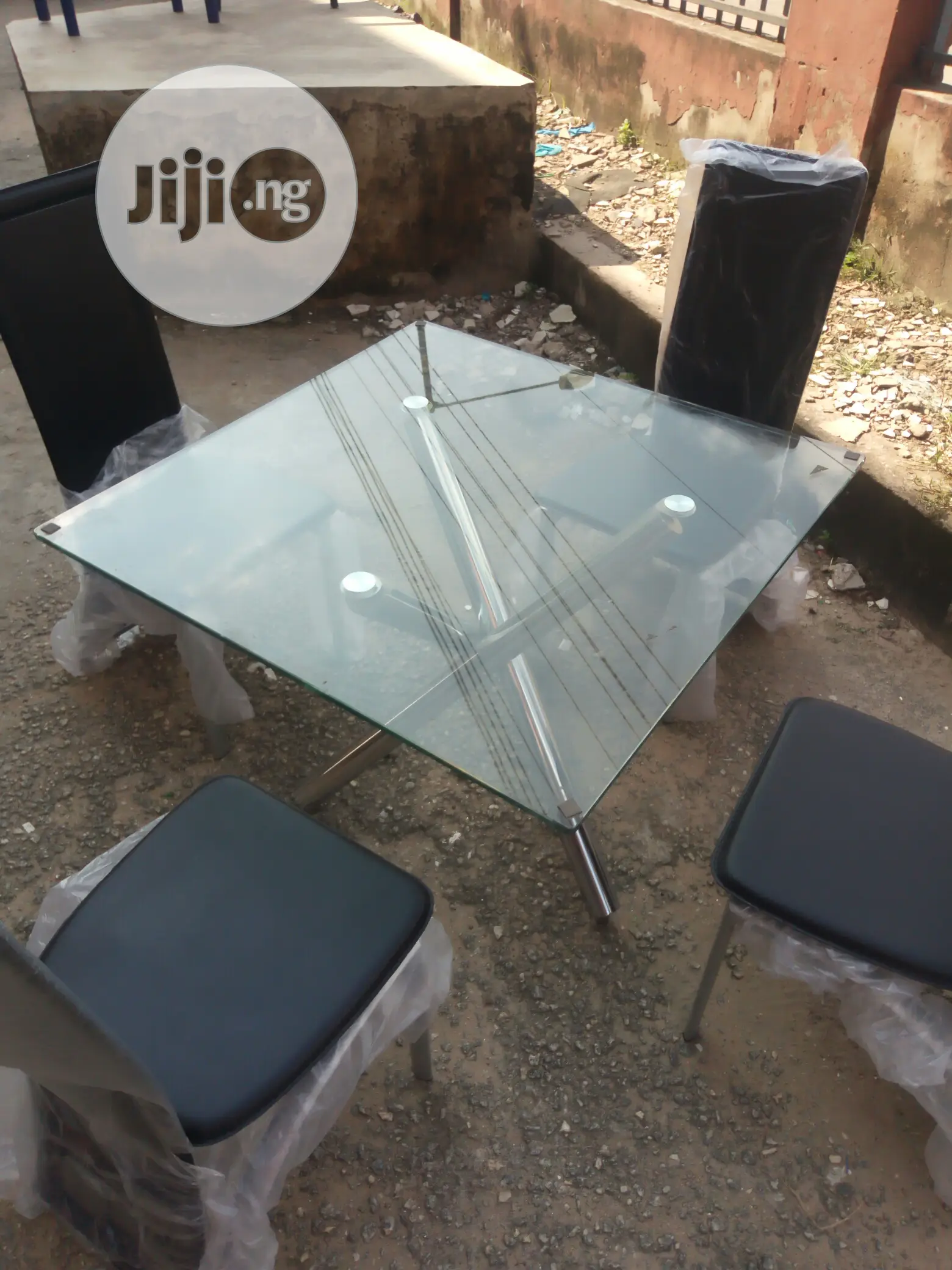Dinninig Table With 4chairs
