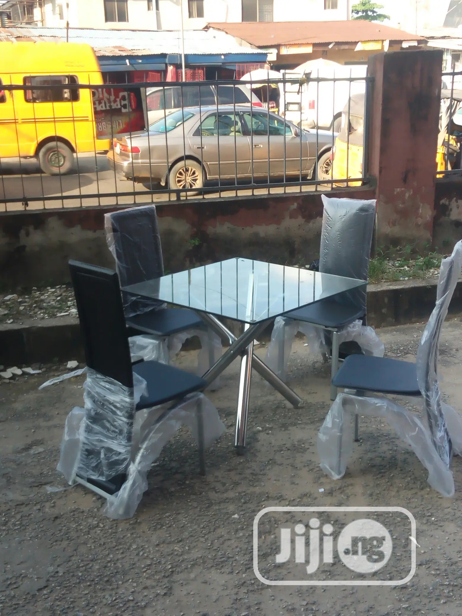 Dinninig Table With 4chairs