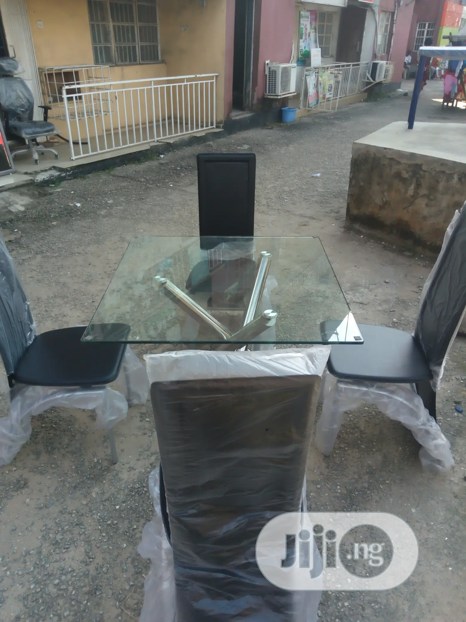 Dinninig Table With 4chairs