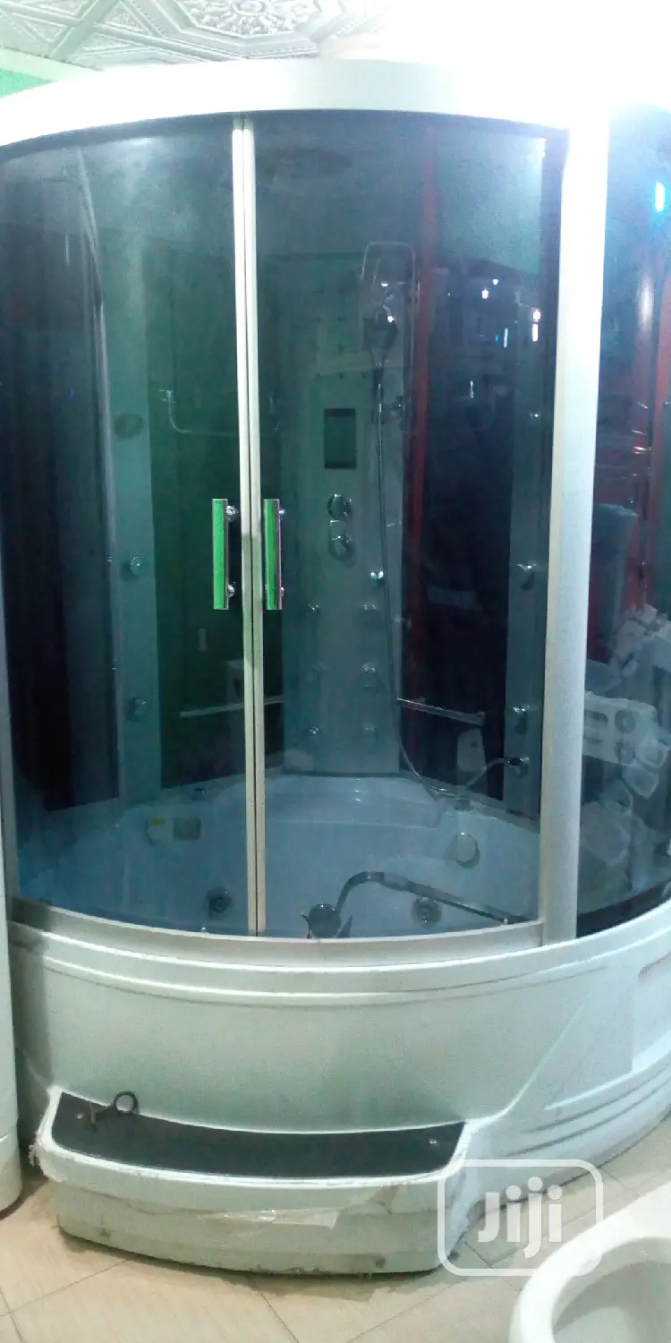 150*150 Shower Room With Jacuzzi