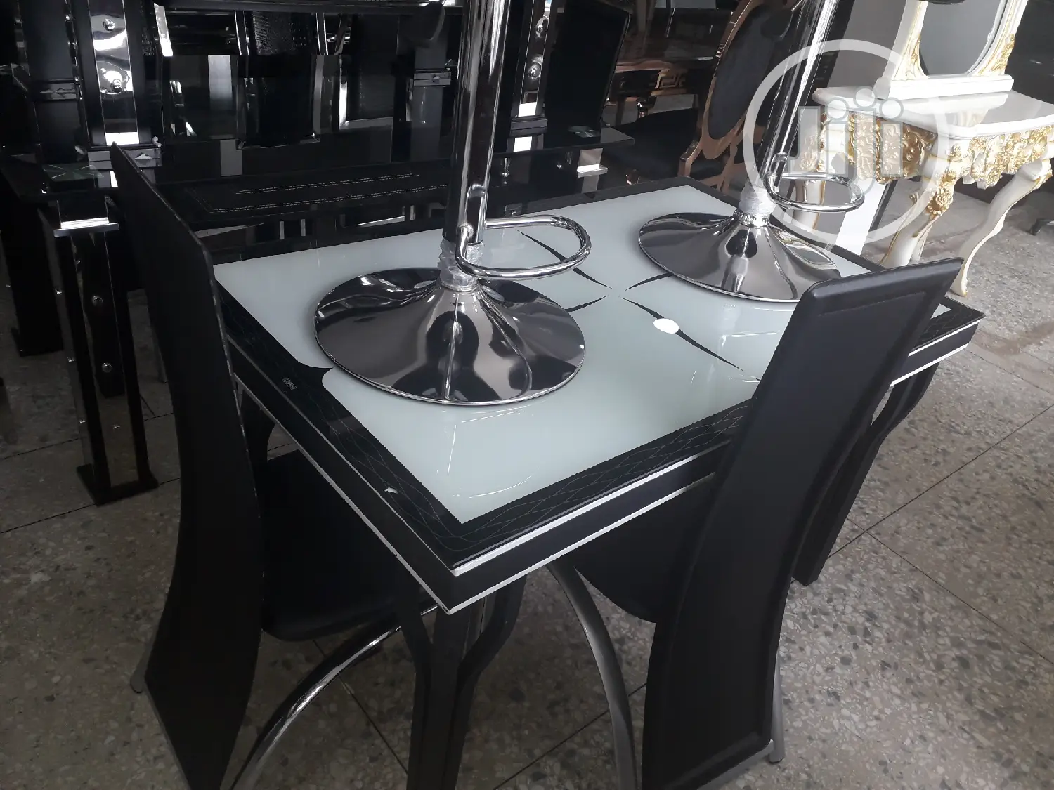 Round Dinning Table