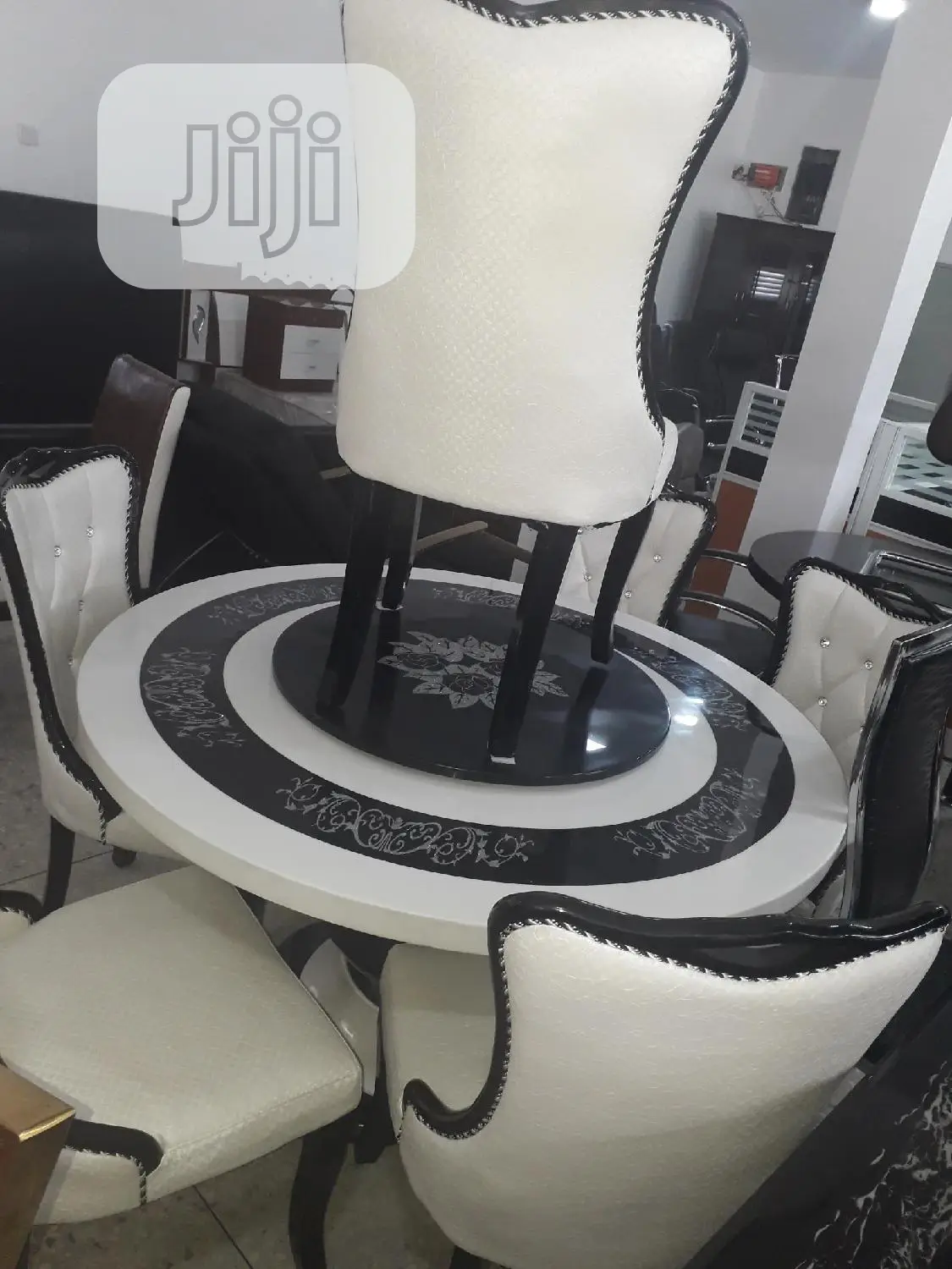 Round Dinning Table