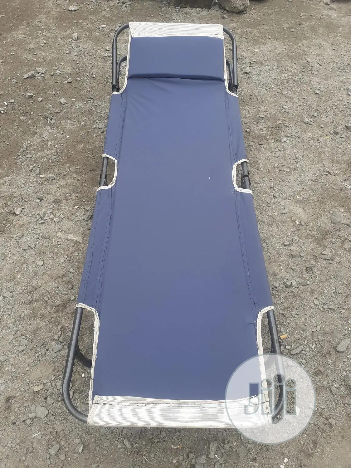 Campbed With Adjustable Headrest