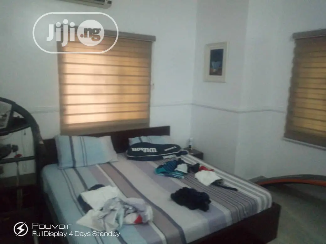 Grade Window Blinds