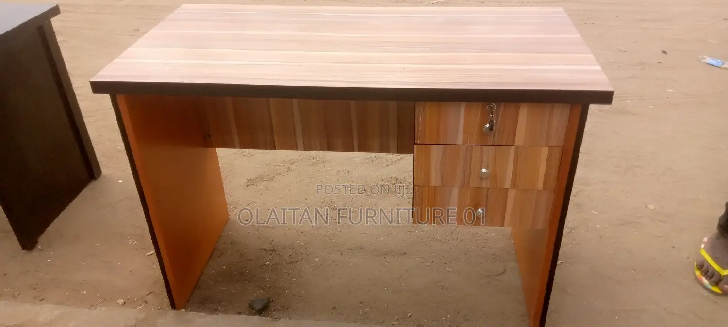 2/4feet Office Table