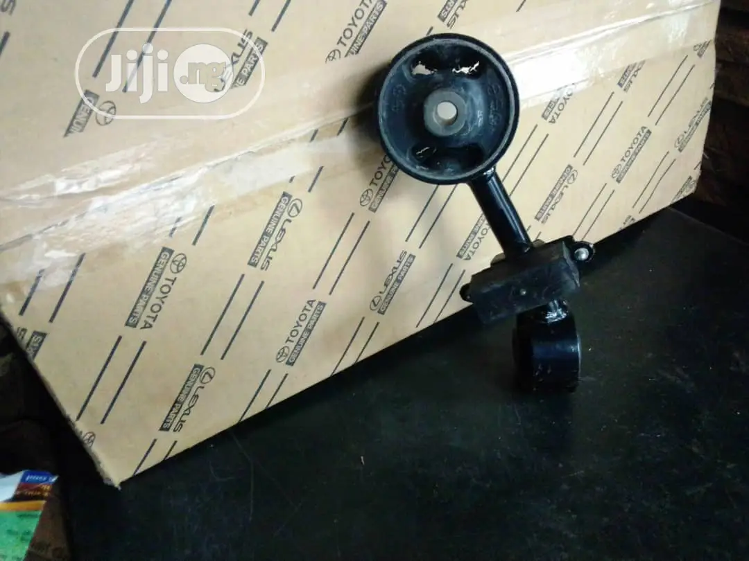 Upper Engine Mounting Toyota Sienna 2006