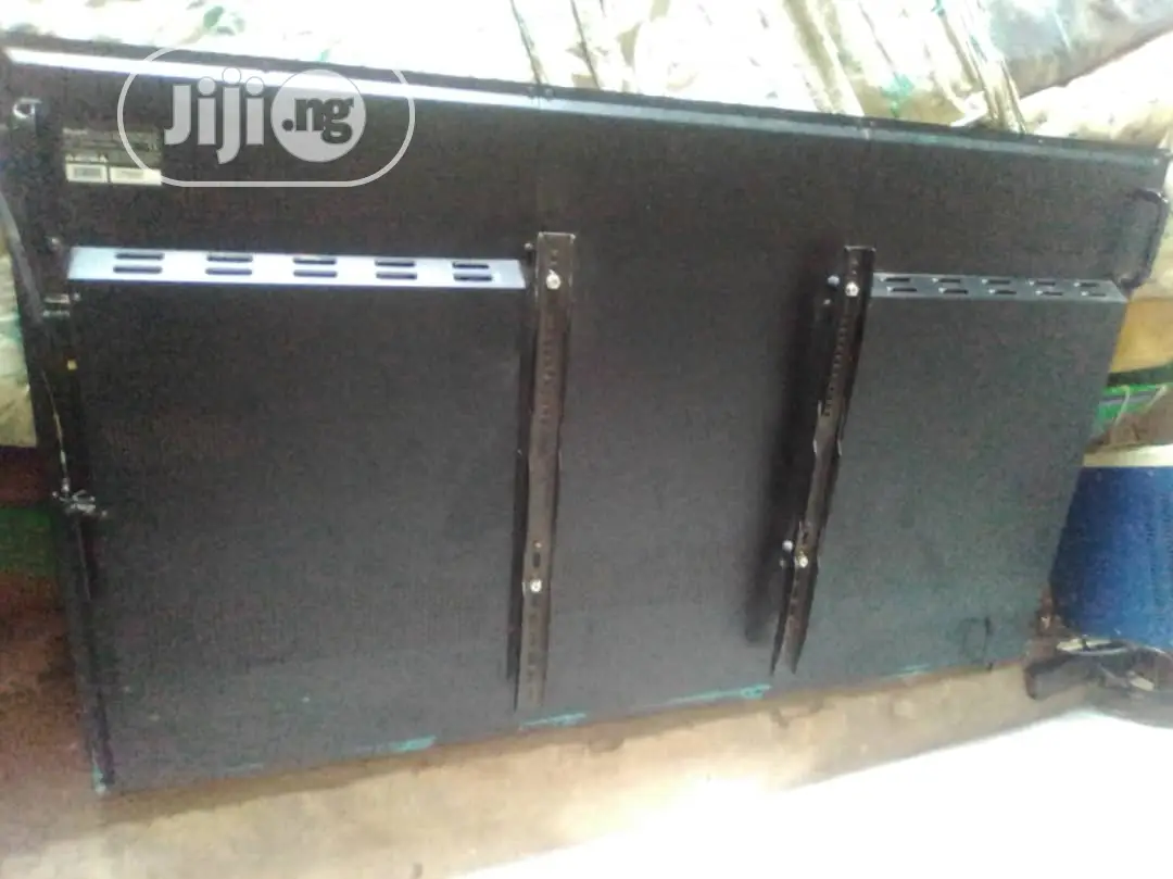 65” Diagonal Screen
Ultra High Definition Smartboard