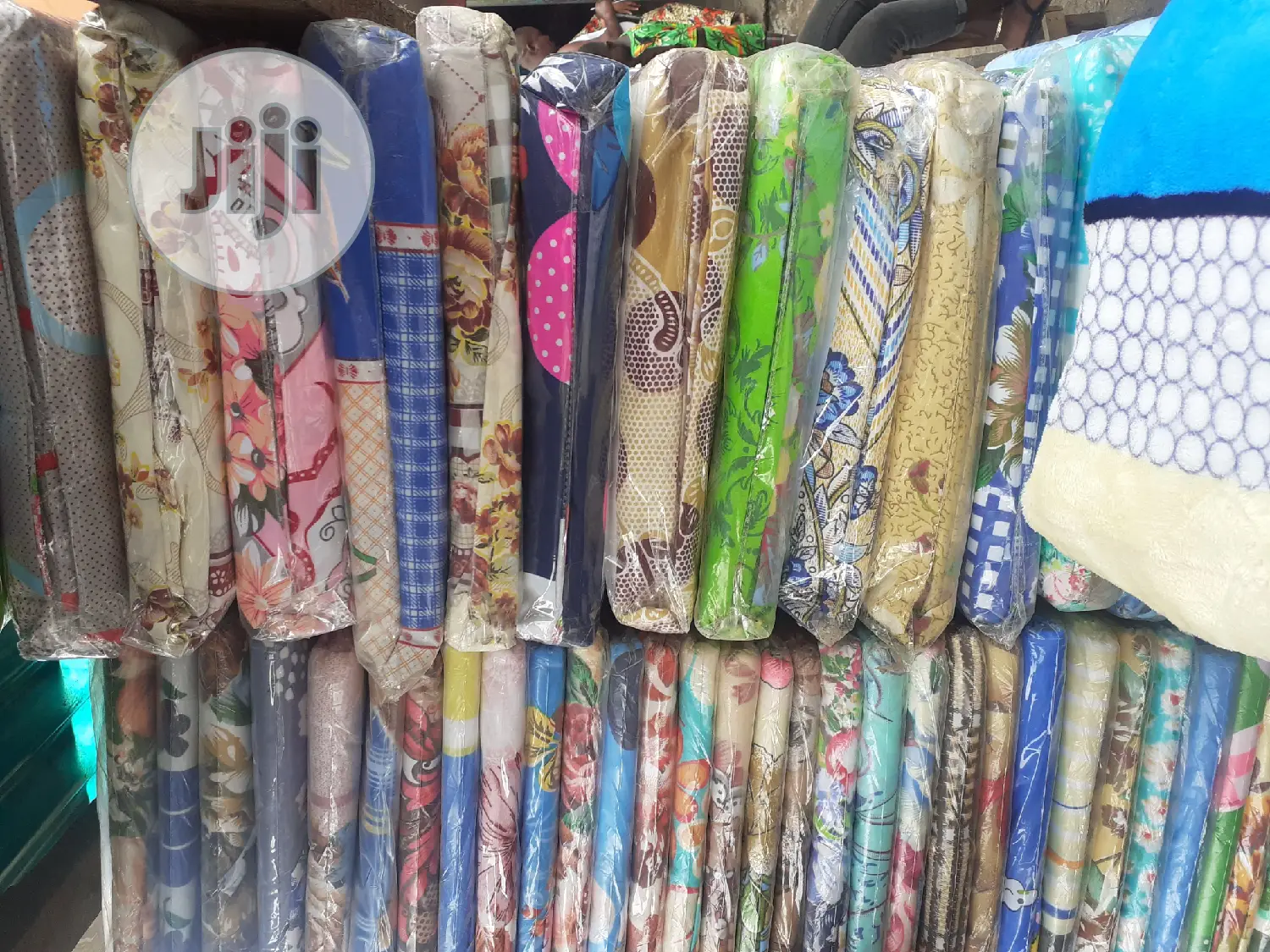 6by6 Bedspread With 4 Pillowcases