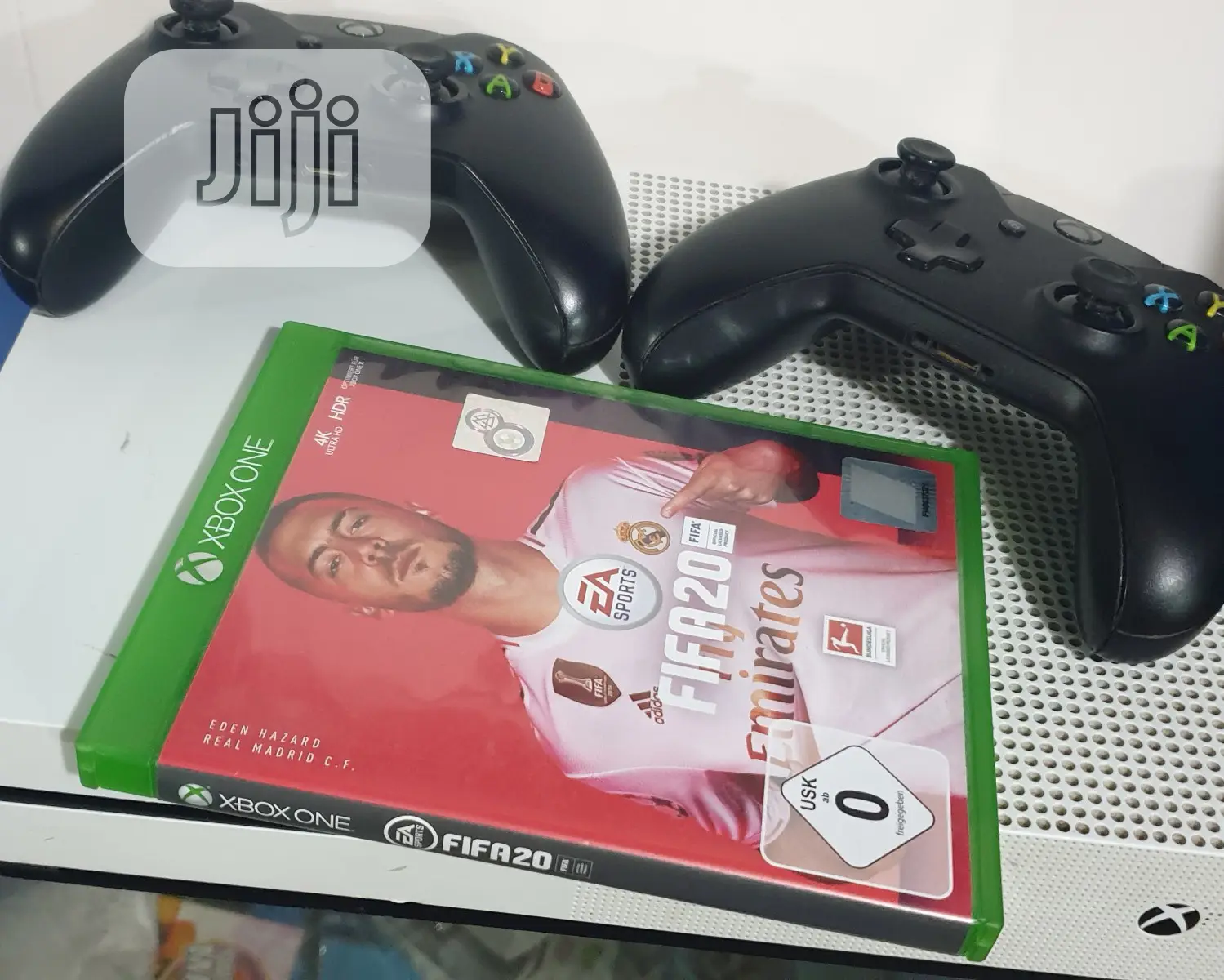 Microsoft Xbox One S + 2 Controllers + Fifa 20