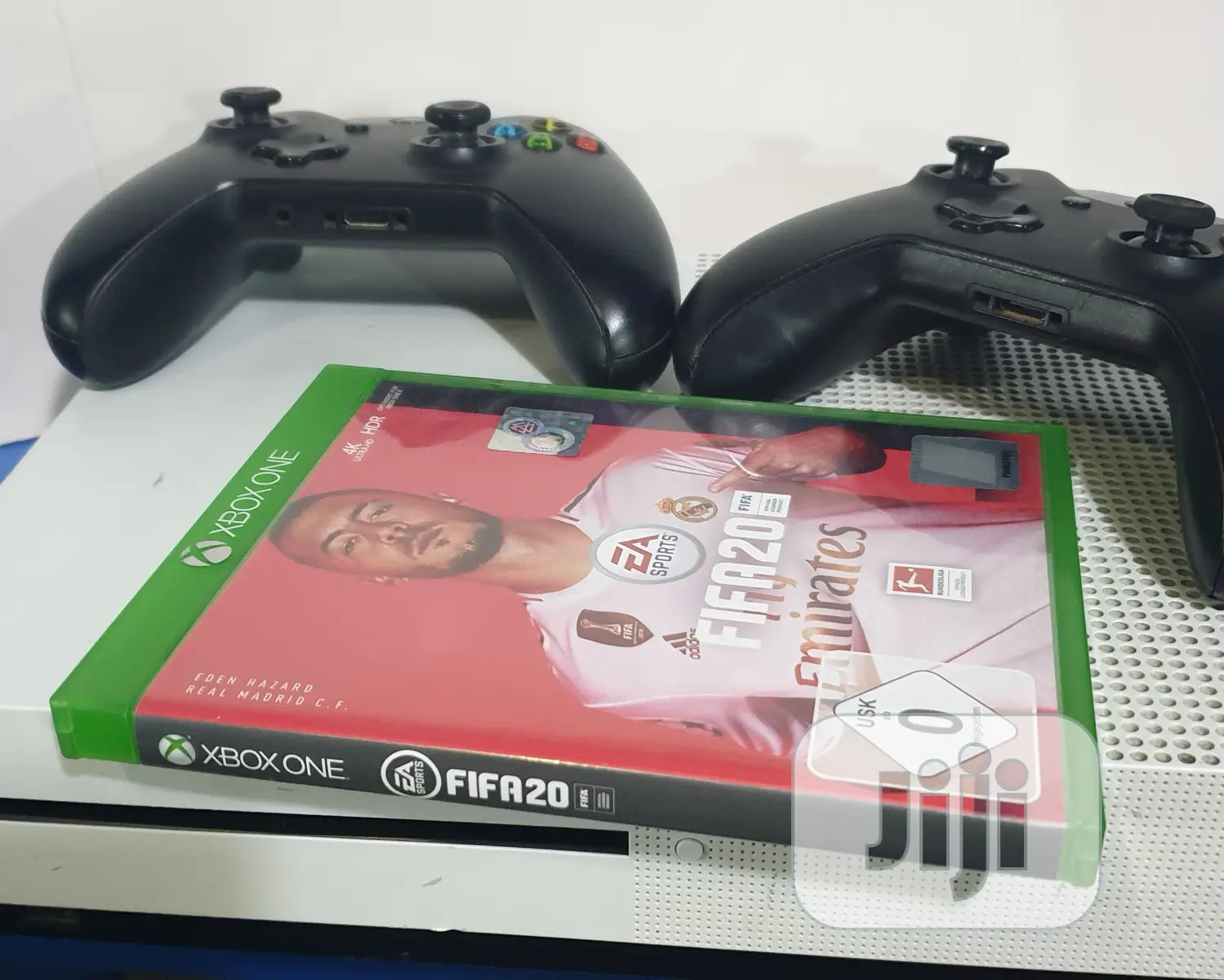 Microsoft Xbox One S + 2 Controllers + Fifa 20