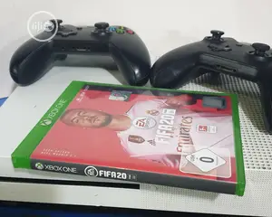 Microsoft Xbox One S + 2 Controllers + Fifa 20