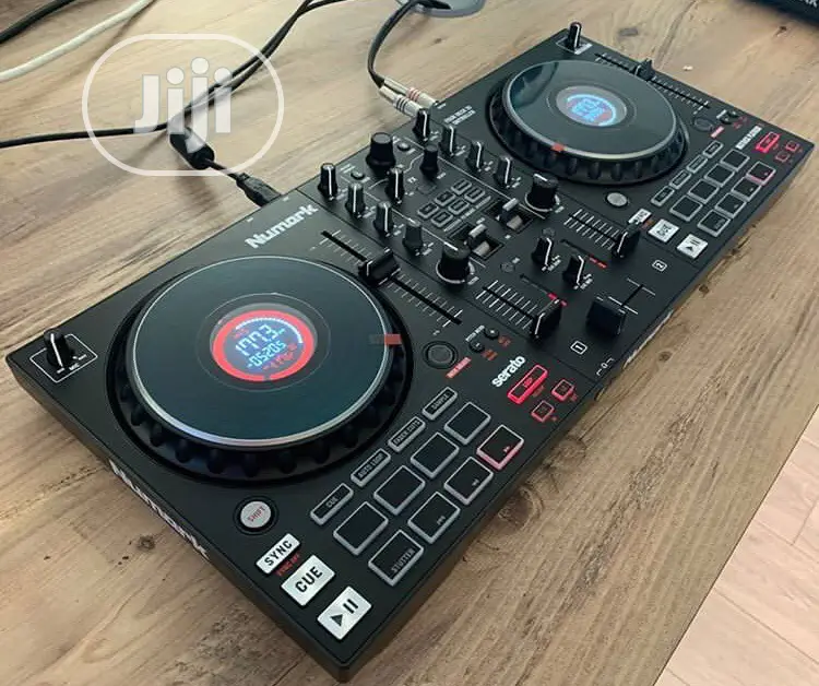 Numark Mixtrack Platinum Fx