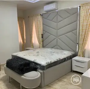 Luxurious Beds With Puff Table