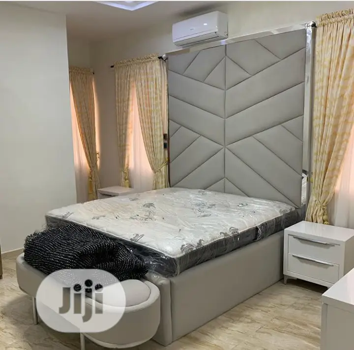 Luxurious Beds With Puff Table