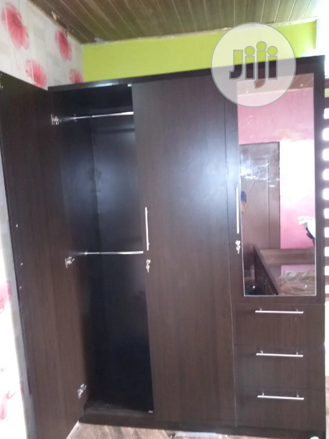 6/6 Wardrobe for Master Bedroom