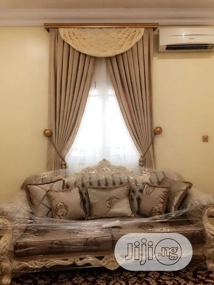 High Quality Curtain With Thtow Pillows