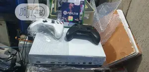 Microsoft Xbox One S + 2 Pads+ Fifa 21 Cd