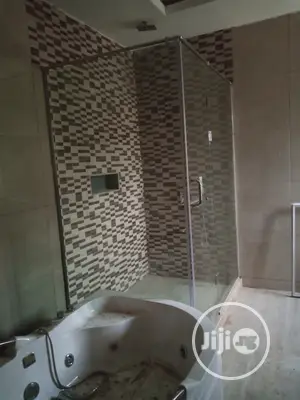 10mm Tampered Glass Shower Cubicle