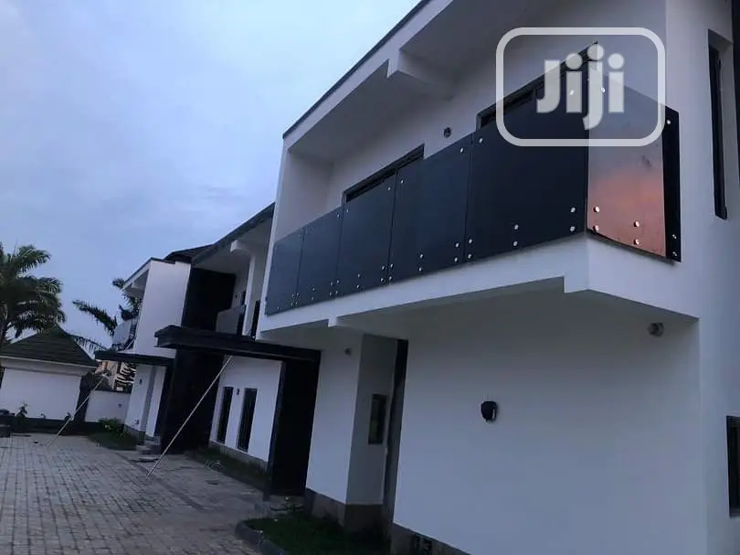 Frameless Glass Staircase And Balcony