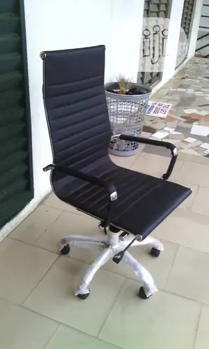 Quality Executive Swivel Leather Office Chair.
