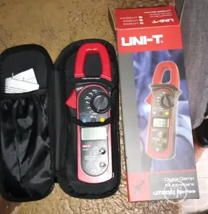 UNI-T Clamp Meter Ut200