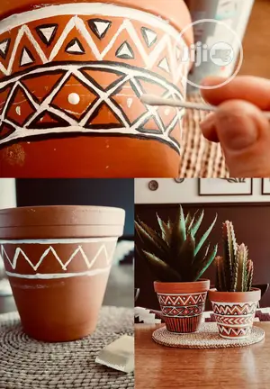 Flower Pot/ Gardener Hurticurturis