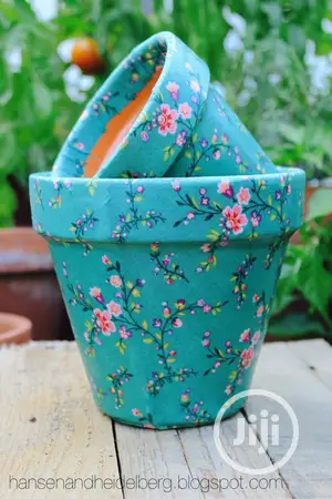 Flower Pot/ Gardener Hurticurturis