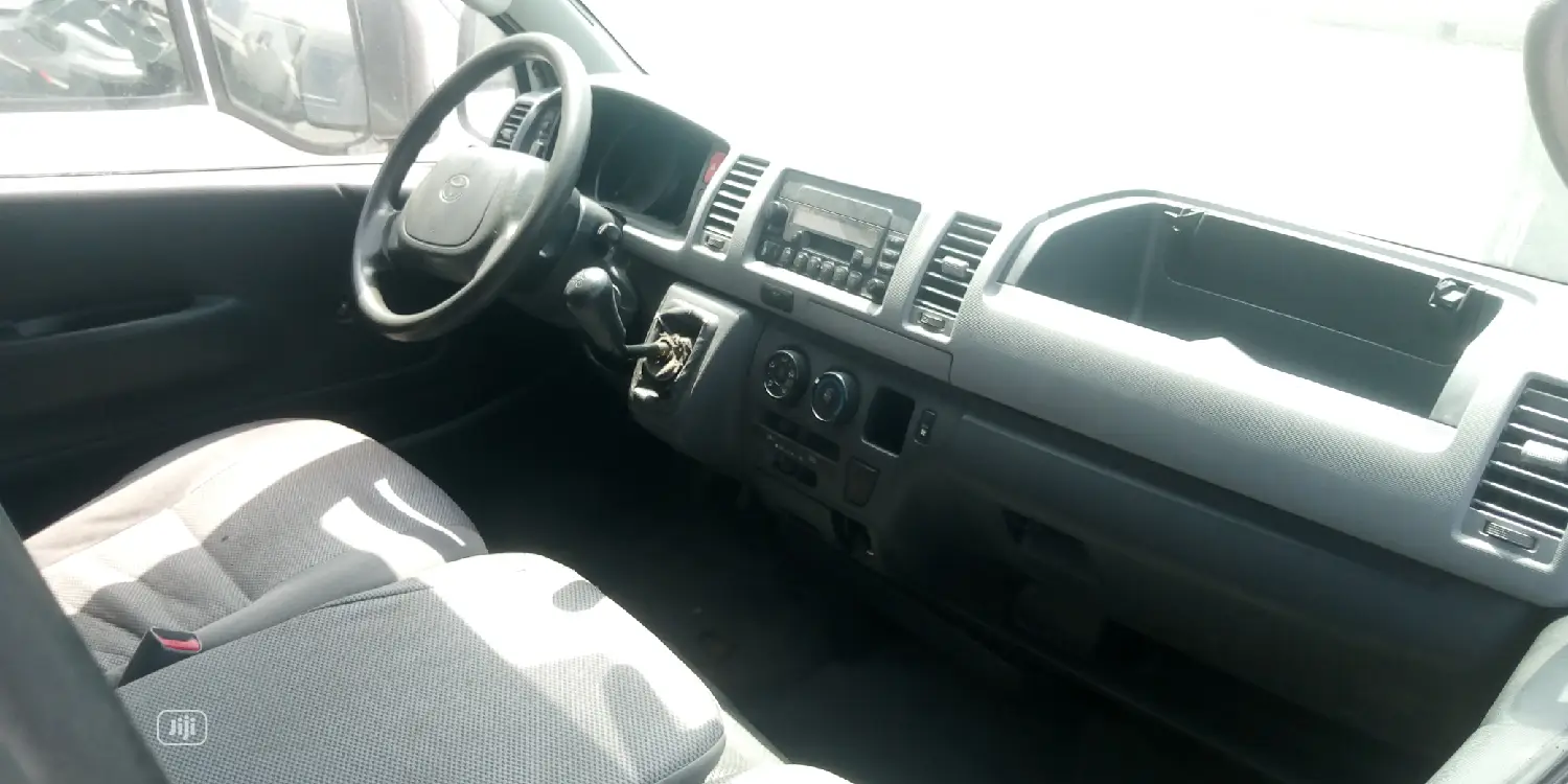 Toyota HiAce 2010 White