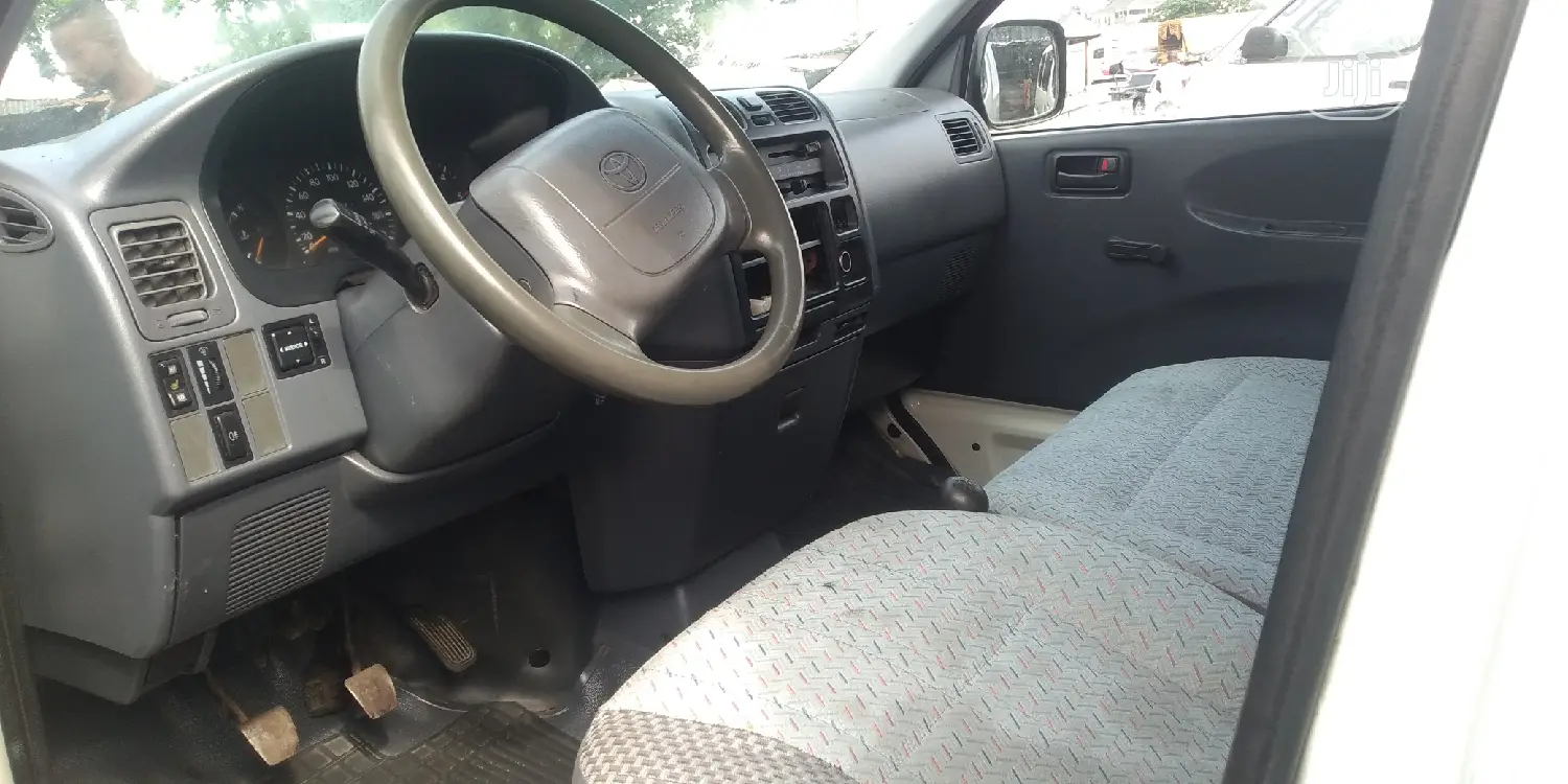Toyota HiAce 2005