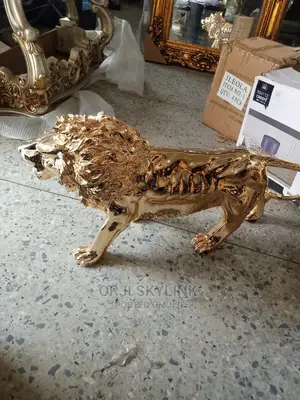 One Ft Hieght Of Golden Colour Of Lion Statues For Indoor