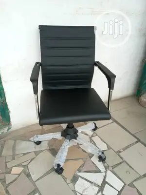 Medium Swivel Chair