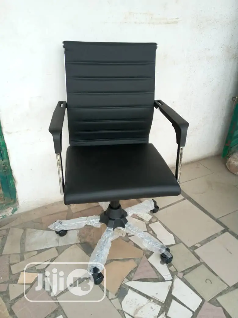 Medium Swivel Chair