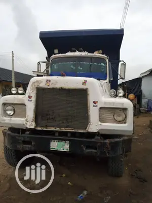 Mack Tipper R Model
