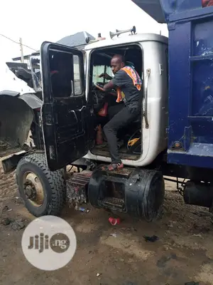Mack Tipper R Model