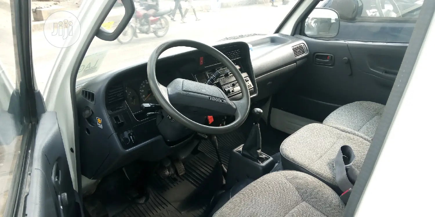 Toyota HiAce 2003 White