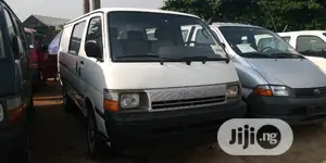 Toyota HiAce 2003 White